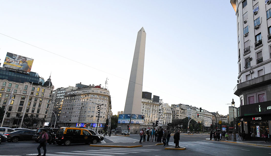 Vista do Obelisco de Buenos Aires a partir da Plaza de la República